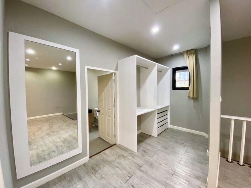 ให้เช่าบ้านแฝด 2 ชั้น ย่านสุขุมวิท 38 พื้นที่ 180 ตรม. 2 ห้องนอน เช่า 55,000 บ/ด