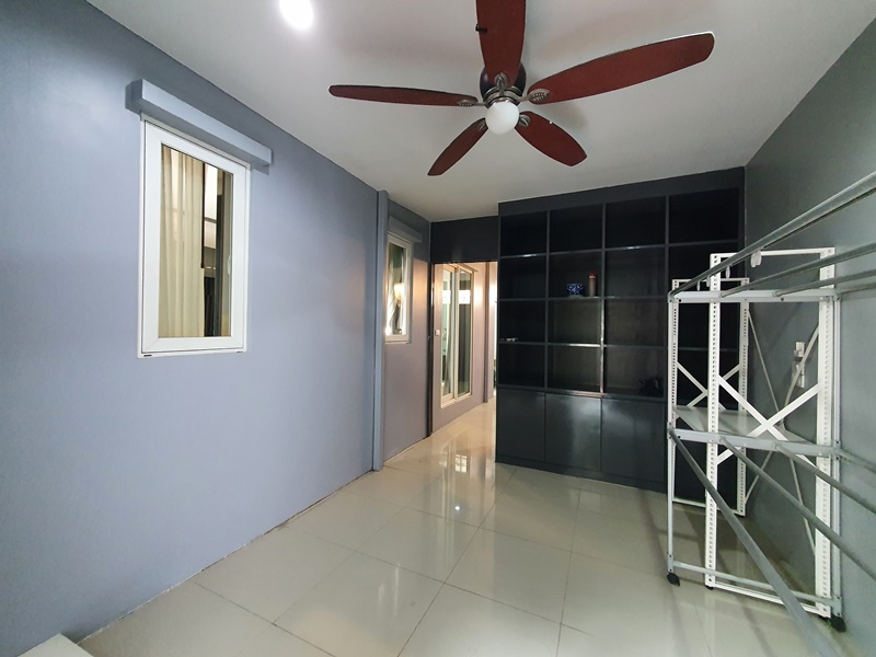 ขายทาวน์โฮม 3ชั้น ย่านรามคำแหง 39 พื้นที่ 32.2 ตรว. 3 ห้องนอน ขาย 6.9 ล้านบาท