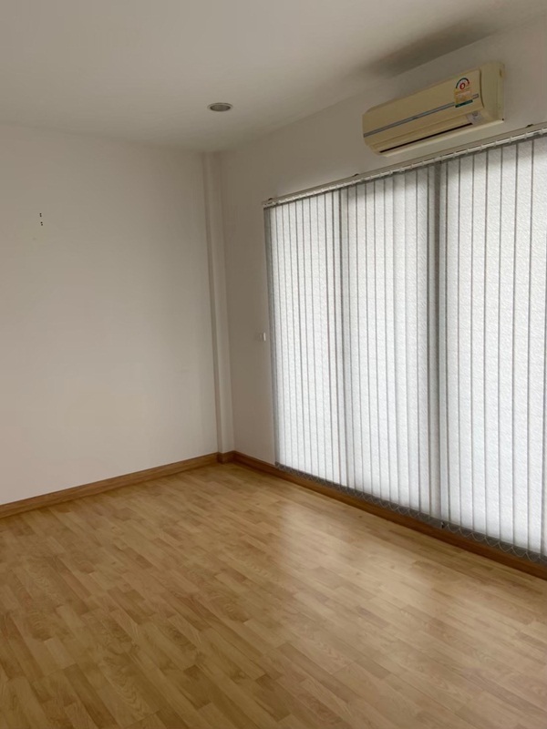 ขายทาวน์เฮ้าส์ 3 ชั้น ย่านลาดพร้าว พื้นที่ 167 ตรม. 3 ห้องนอน ขาย 7.4 ล้านบาท