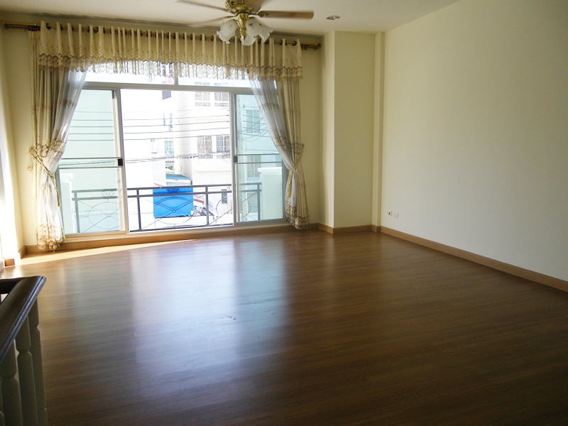 ให้เช่าโฮมออฟฟิศ 3 ชั้น ย่านสวนหลวง พื้นที่ 26 ตรว. เช่า 25,000 บ/ด ขาย 6.2 ล้านบาท