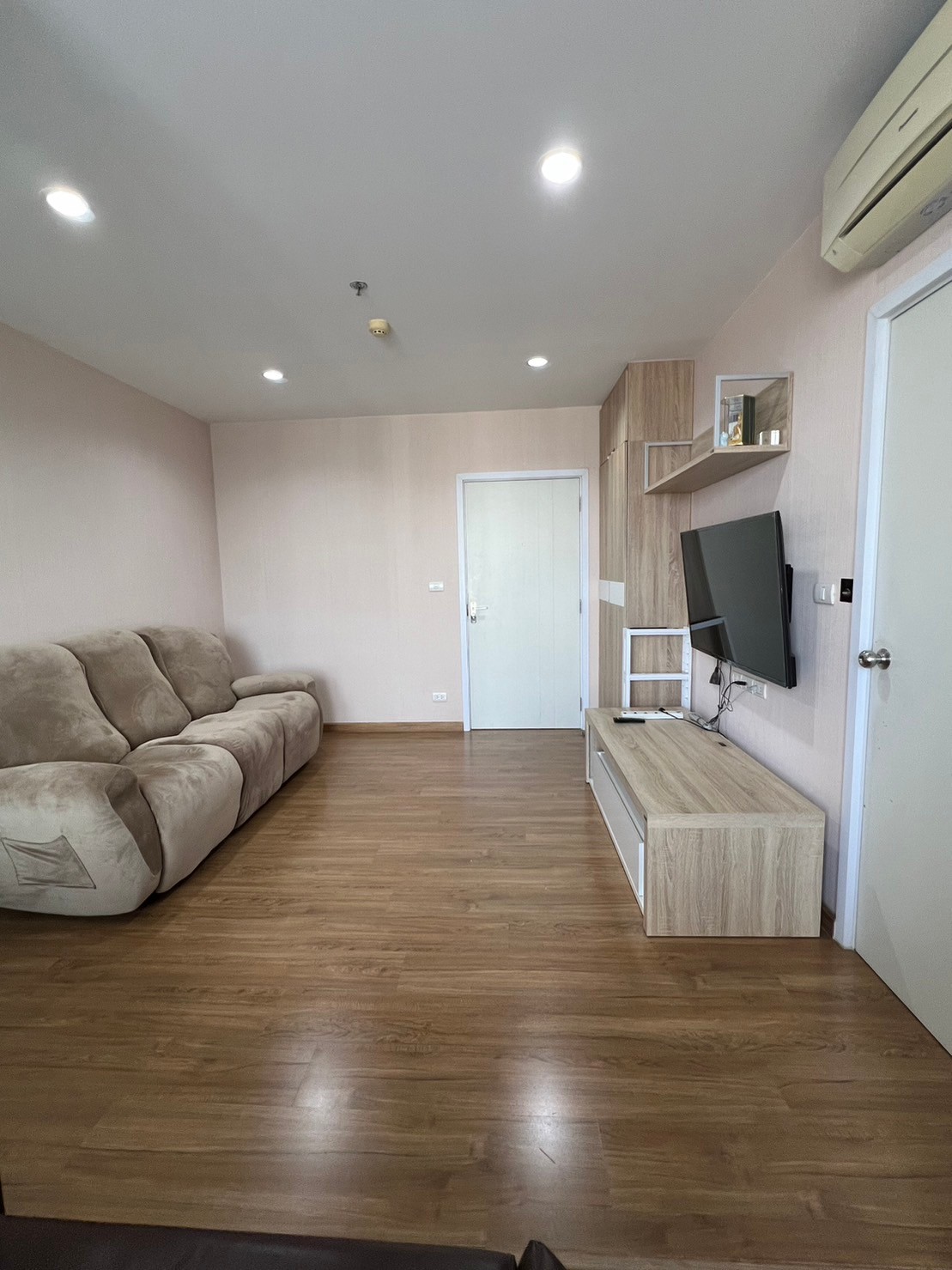 ขาย/ให้เช่าคอนโด เดอะ ทรี อินเตอร์เชนจ์ 36 ตรม. 1 ห้องนอน เช่า 12,000 บ/ด ขาย 2.95 ลบ.