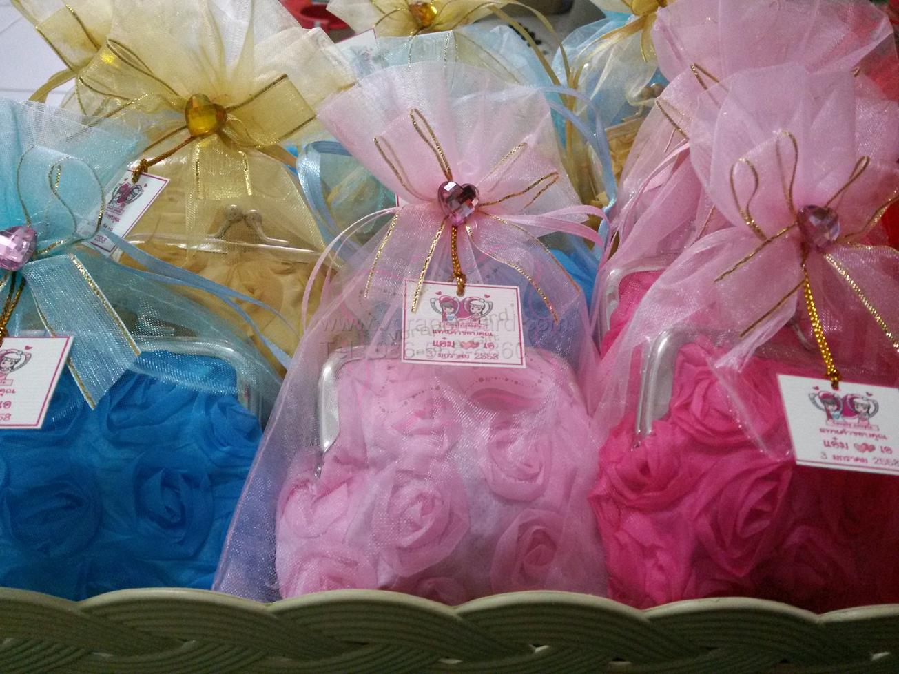 กระเป๋าคุณนายลายดอกกุหลาบคละสีแพคถุงผ้าตามรูป