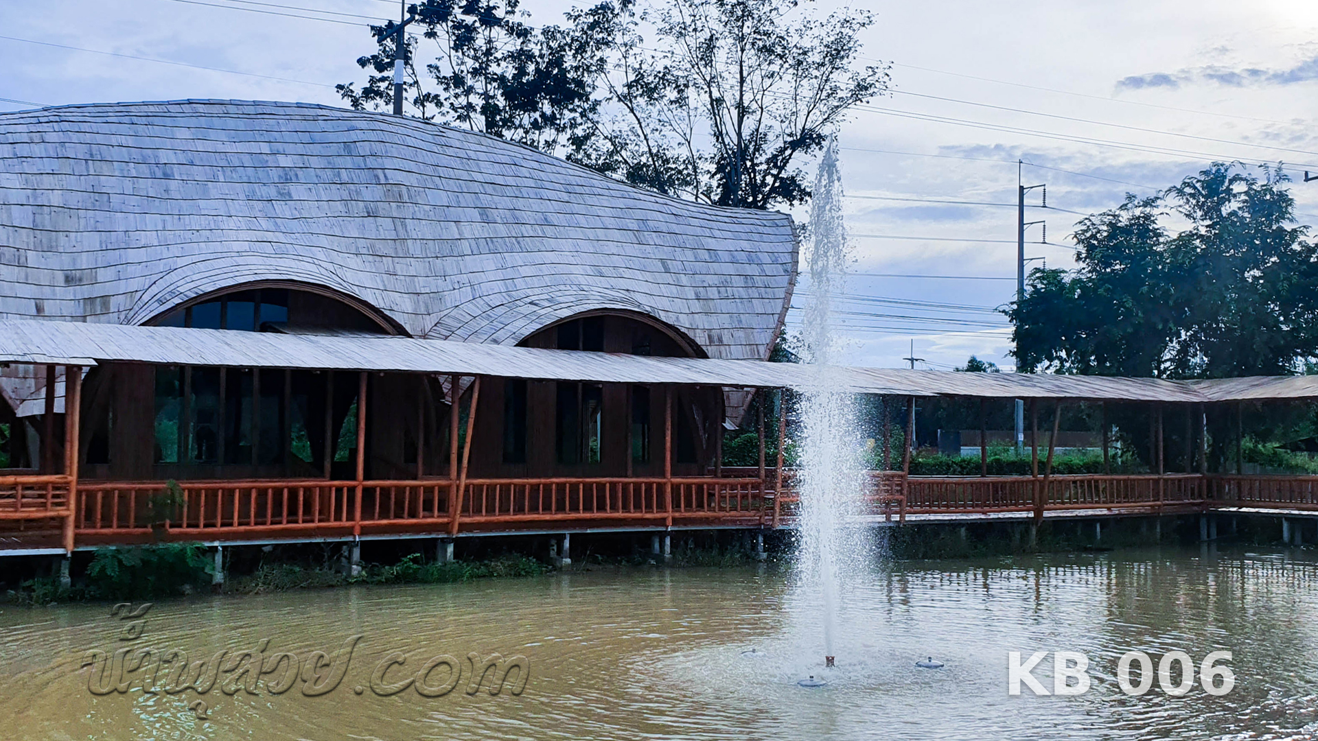 น้ำพุทุ่นลอย ทรงต้นสน ไกรศิระภพบ๊อกซิ่งยิม จ.กาญจนบุรี