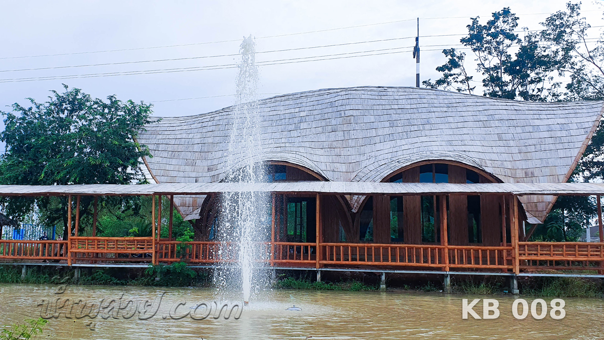 น้ำพุทุ่นลอย ทรงต้นสน ไกรศิระภพบ๊อกซิ่งยิม จ.กาญจนบุรี