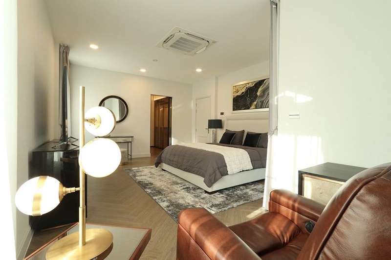 ให้เช่าบ้านเดี่ยว 2 ชั้น ย่านสะพานสูง 111 ตรว. 4 ห้องนอน เช่า 320,000 บาท/เดือน