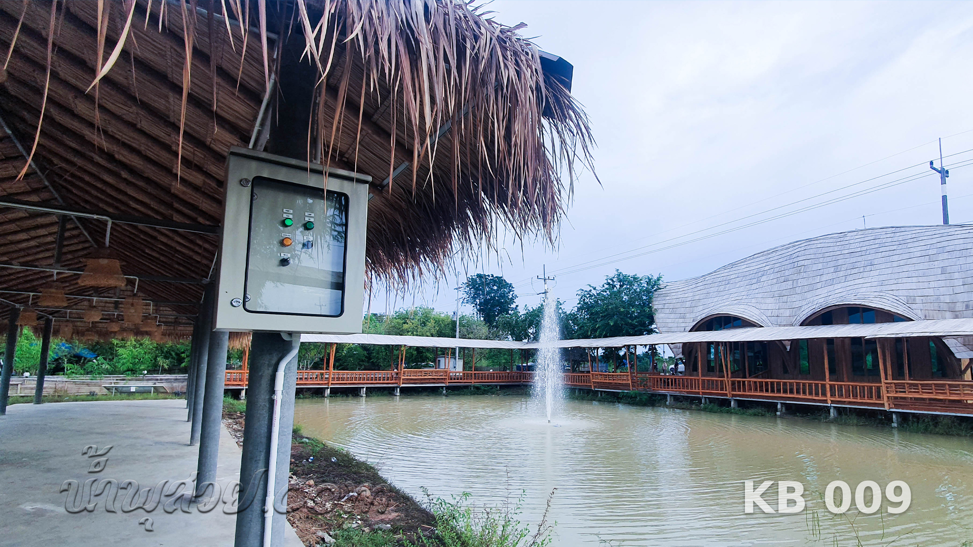 น้ำพุทุ่นลอย ทรงต้นสน ไกรศิระภพบ๊อกซิ่งยิม จ.กาญจนบุรี