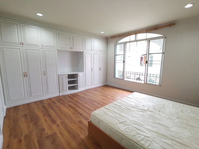 ให้เช่าทาวน์เฮ้าส์ 3.5 ชั้น บ้านกลางกรุง แกรนด์ เวียนนา พระราม 3 270 ตรม. เช่า 46,000 บ/ด