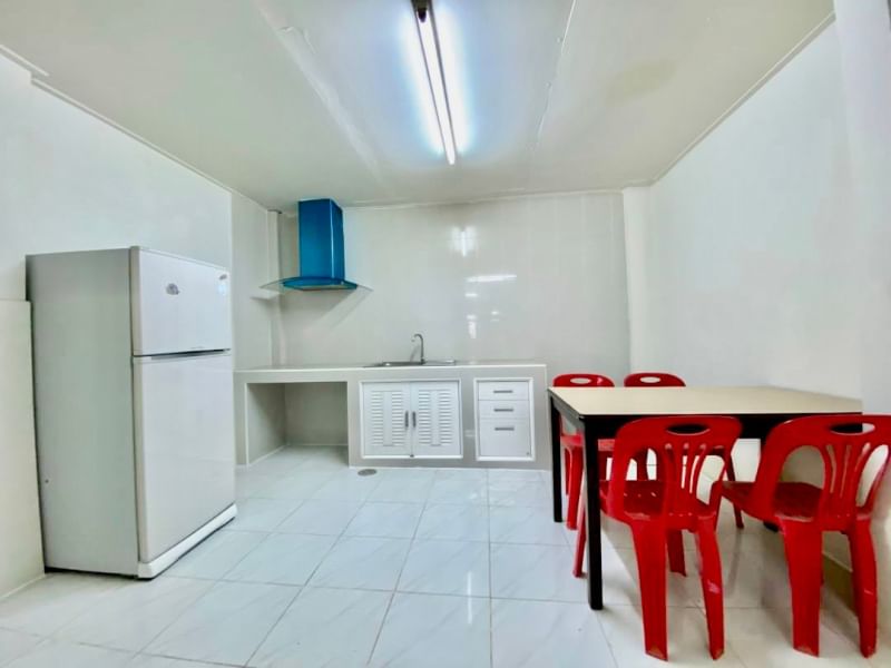 ขายทาวน์เฮ้าส์ 2 ชั้น ย่านศรีนครินทร์ พื้นที่ 16 ตรว. 2 ห้องนอน ขาย 2.5 ล้านบาท