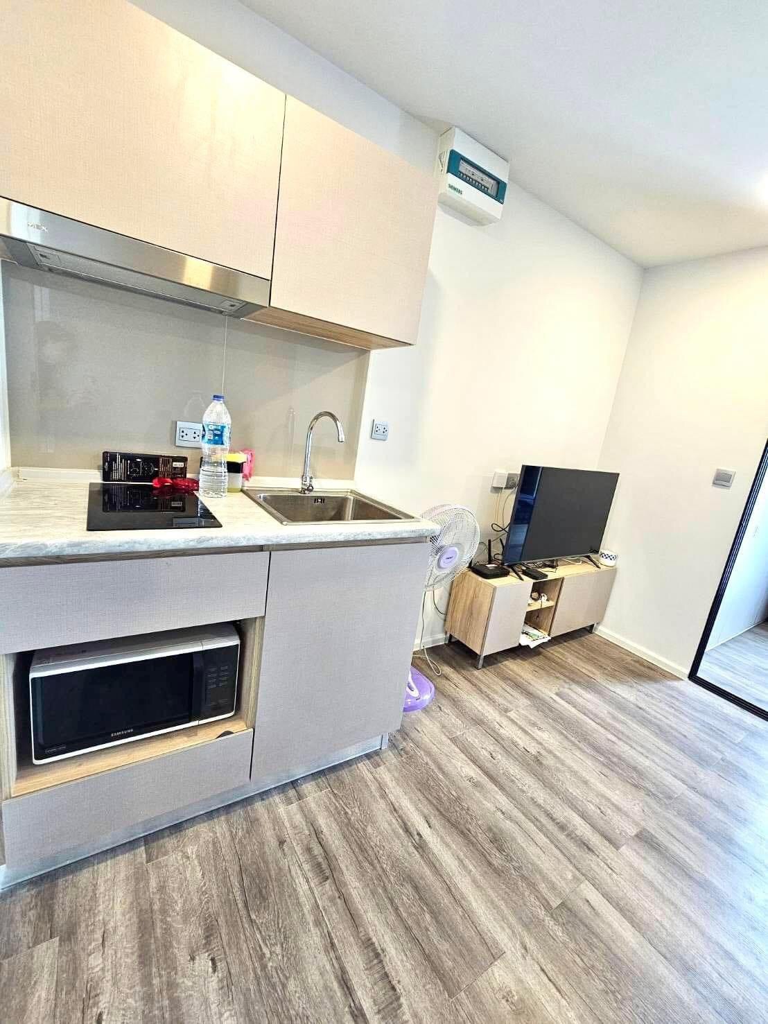 ให้เช่า Atmoz Ratchada - Huaikwang แอทโมช รัชดา - ห้วยขวาง รูปแบบห้อง 1 ห้องนอน, 1 ห้องน้ำ อาคาร C ชั้น 3 ขนาด 24 ตร.ม. ราคาเช่า 11,000 บาท/เดือน