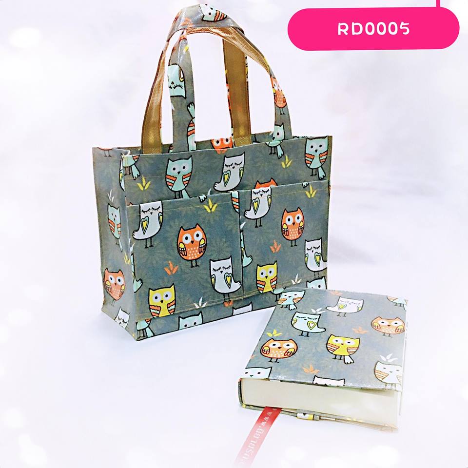 พื้นเทา ลายนกฮูก : 1.ปกผ้าเคลือบกันน้ำ ขนาด 8" 2.กระเป๋าผ้าเคลือบกันน้ำ ใส่เอกสาร (A5)