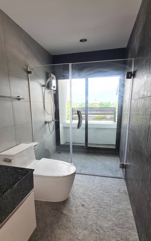 ขายทาวน์โฮม 3 ชั้น ย่านสุขุมวิท พื้นที่ 52.8 ตรว. 2 ห้องนอน ขาย 13 ล้านบาท