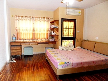 ขายทาวน์เฮ้าส์ 3 ชั้นใน Village Ektunutisherminne Latplakhao 87 พื้นที่ 17 ตรว.