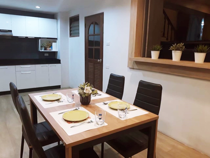 ให้เช่าทาวน์เฮ้าส์ 4 ชั้น ย่านเอกมัย พื้นที่ 23 ตรว. 5 ห้องนอน เช่า 60,000 บ/ด