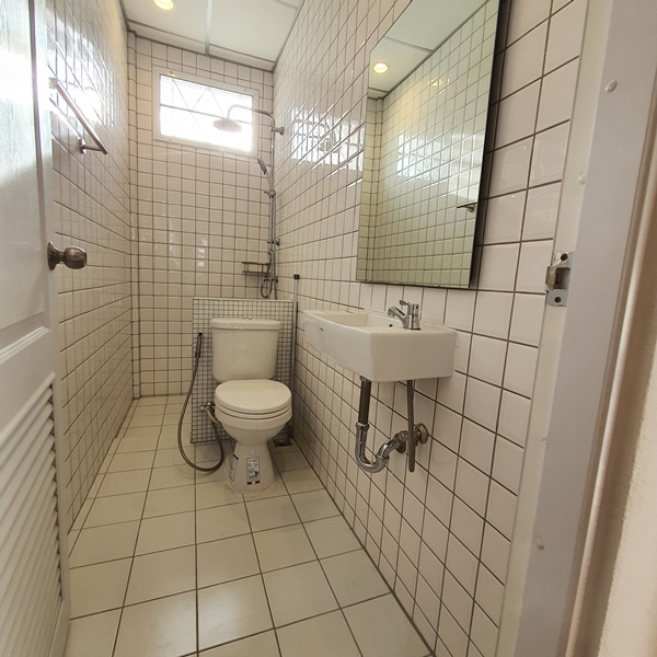 ให้เช่าทาวน์เฮ้าส์ 2 ชั้น ย่านติวานนท์ พื้นที่ 17 ตรว. 2 ห้องนอน เช่า 12,000 บ/ด