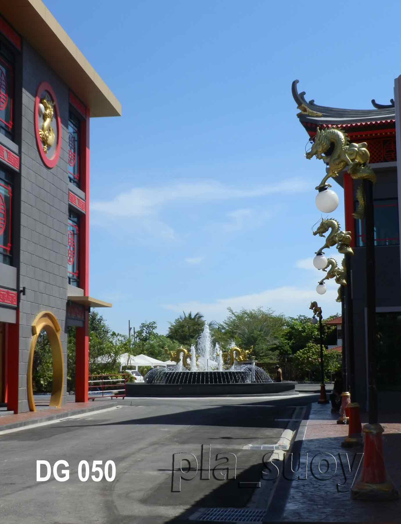 น้ำพุ ประติมากรรม มังกรทอง ในโครงการ Dragon Mall ที่ เพชรเกษม 48