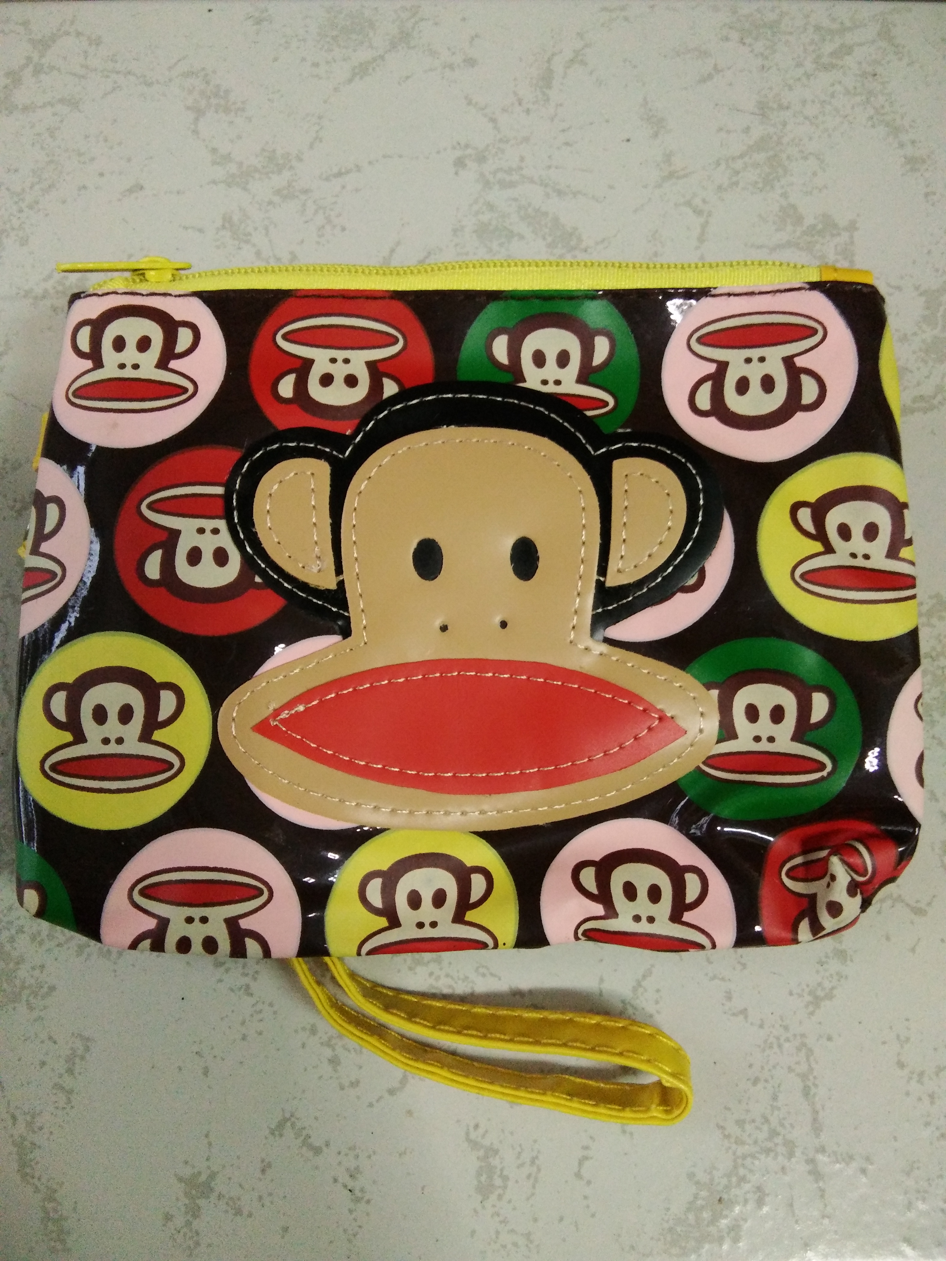 กระเป๋า ใส่สตางค์หรือโทรศัพท์ 2 ช่อง Paul Frank ขนาด 11 x 14 cm มีสายคล้องแขนกระเป๋า ใส่สตางค์หรือโทรศัพท์ 2 ช่อง Paul Frank ขนาด 11 x 14 cm มีสายคล้องแขน