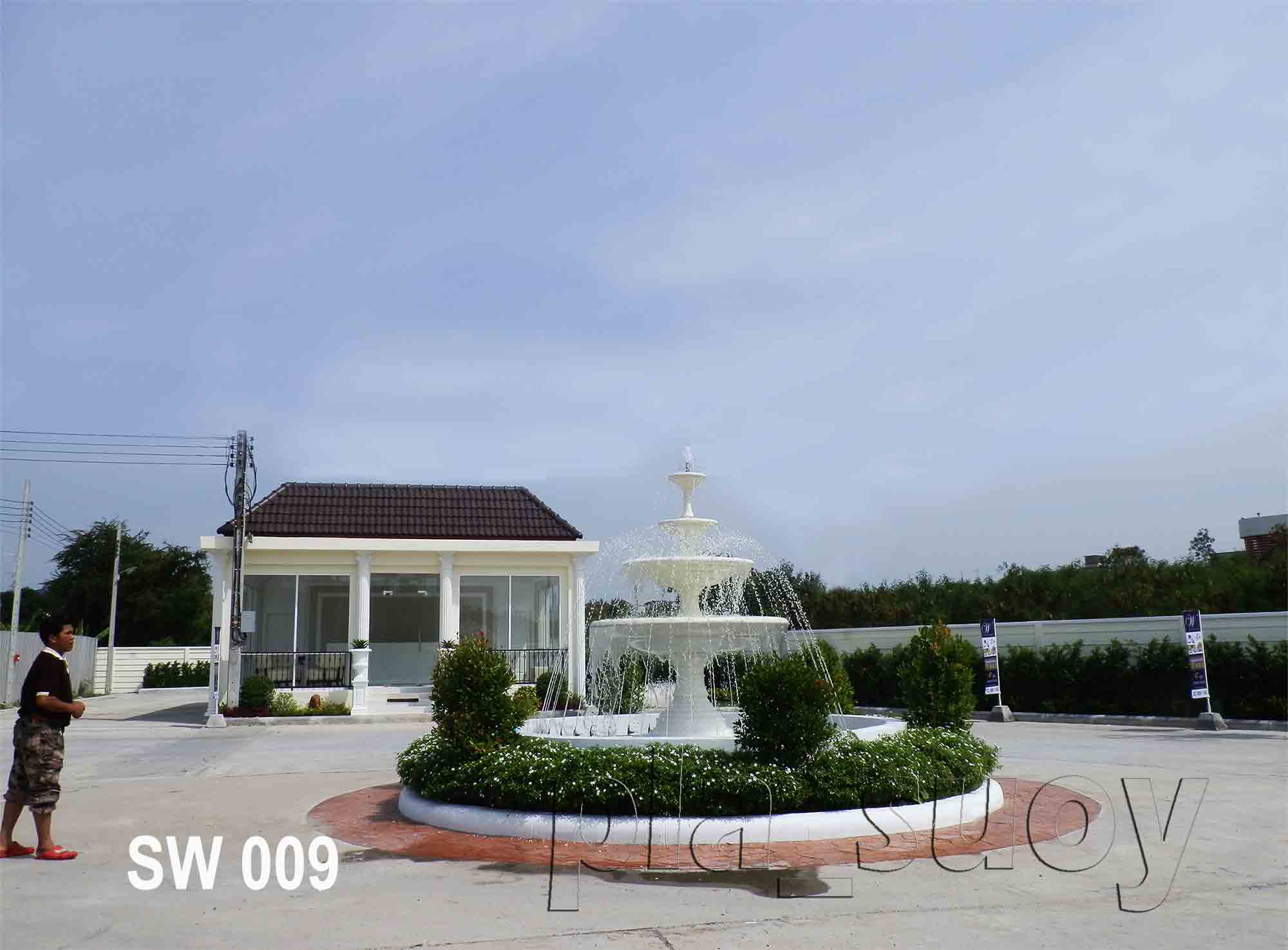 บ่อน้ำพุ พาน 4 ชั้น หน้าโครงการ The Wellington ที่สมุทรปราการ