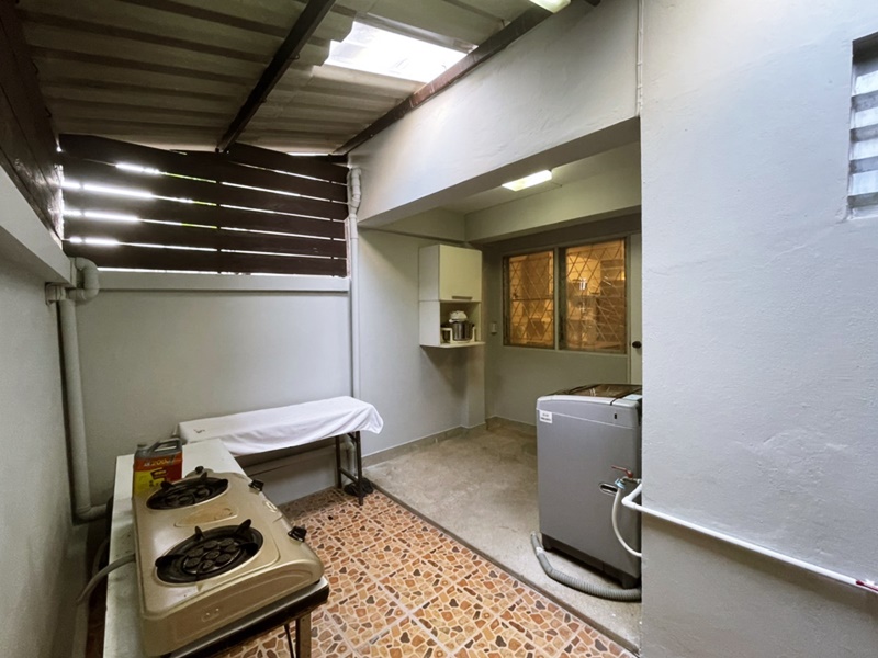 ให้เช่าทาวน์โฮม 3.5 ชั้น ย่านรัชดา-สุทธิสาร พื้นที่ 26 ตรว. 5 ห้องนอน เช่า 32,000 บ/ด