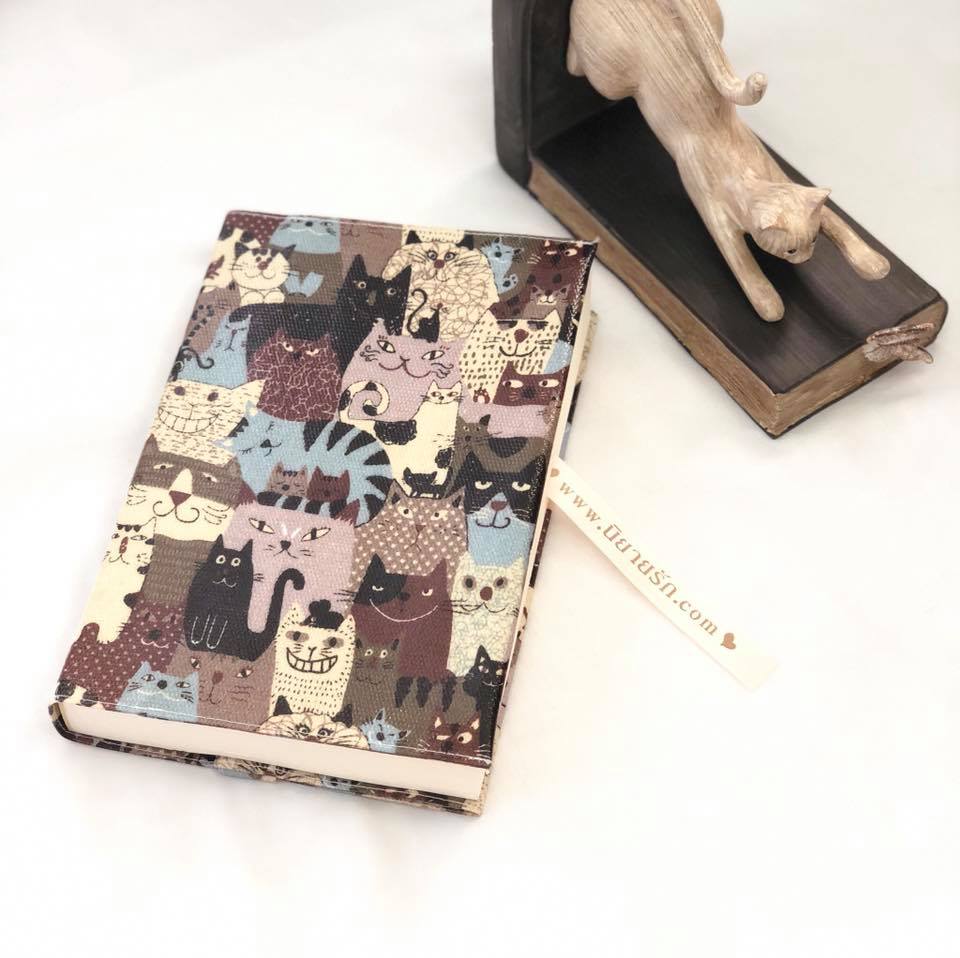 ปกผ้าเคลือบกันน้ำ พื้นดำ ลายแมวเจ้าเล่ห์ ขนาด 8" ( Pocket Book )