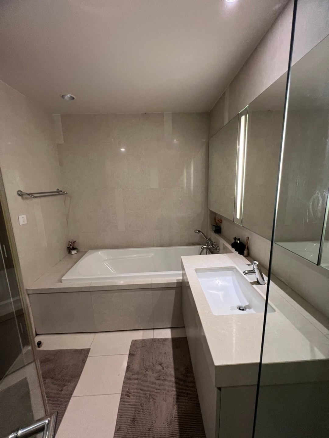 ให้เช่าคอนโด ควอทโทร บาย แสนสิริ พื้นที่ 55 ตร.ม. 1 ห้องนอน ให้เช่า 45,000 บ/ด