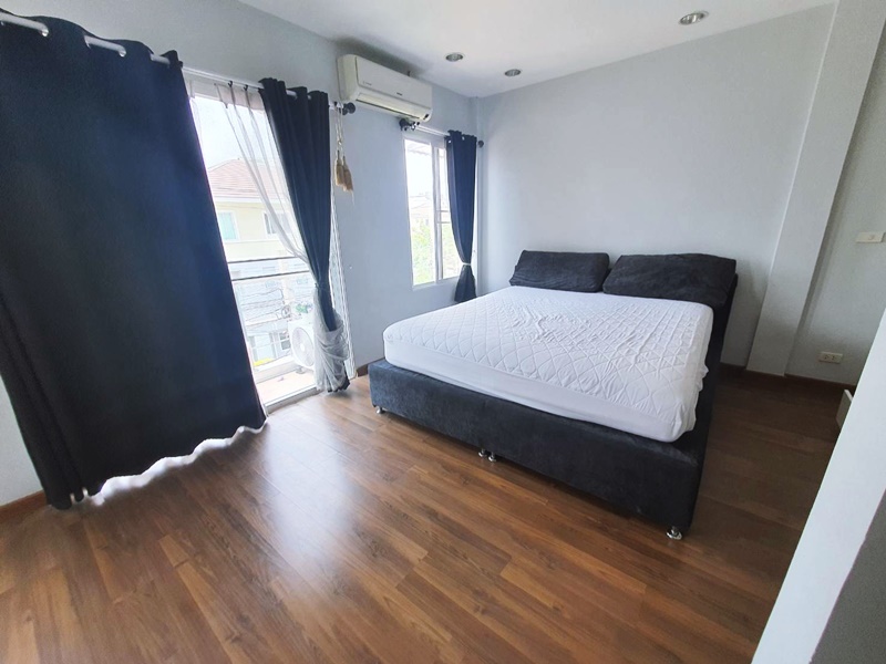 ให้เช่าทาวน์โฮม 3.5 ชั้น ย่านพหลโยธิน พื้นที่ 25.5 ตารางวา 4 ห้องนอน เช่า 30,000 บ/ด