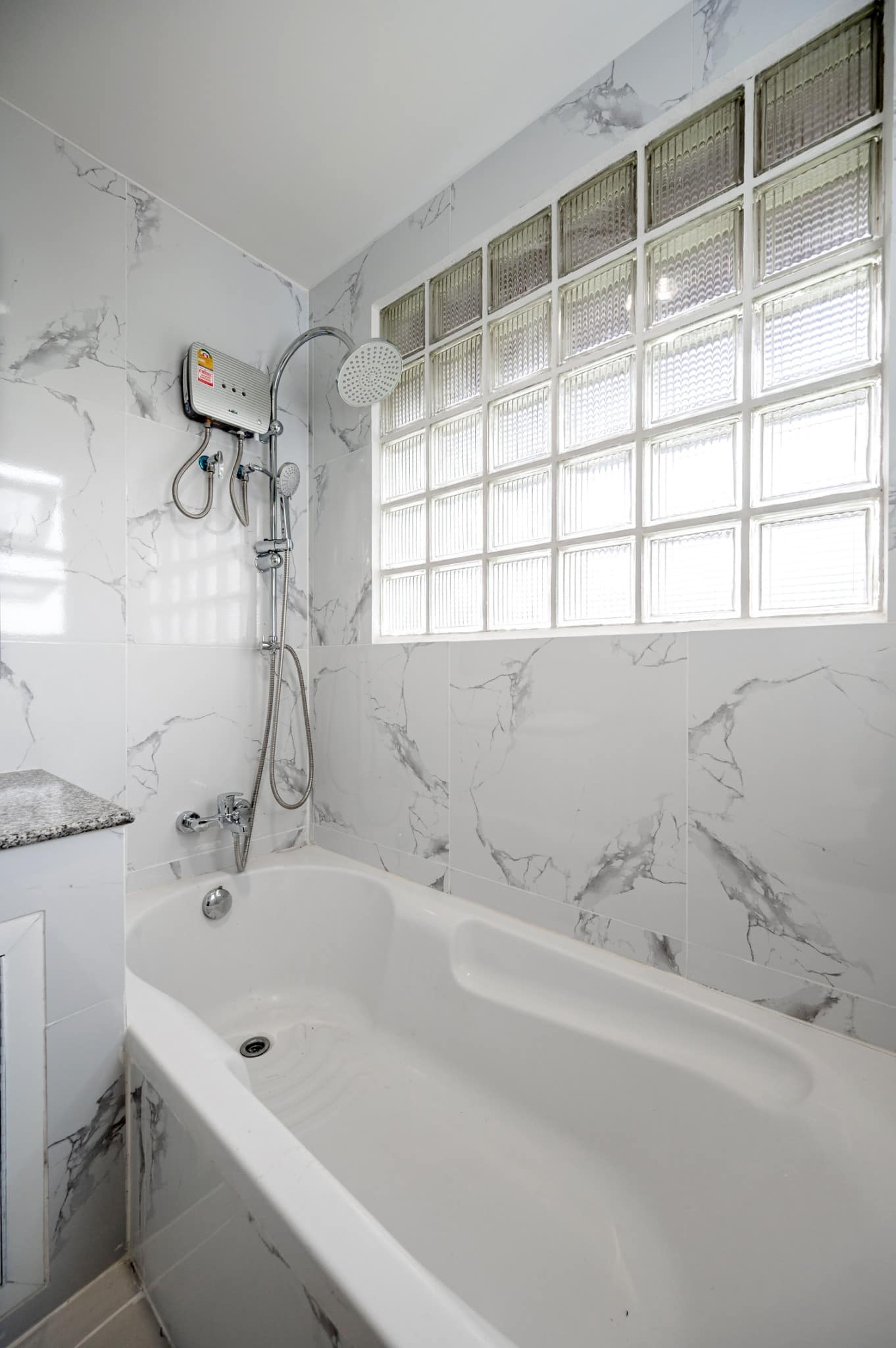 ขาย/ให้เช่า ทาวน์โฮม 4.5 ชั้น ย่านจตุจักร พื้นที่ 26 ตรว. 5 ห้องนอน เช่า 300,000 บ/ด ขาย 19.99 ล้าน