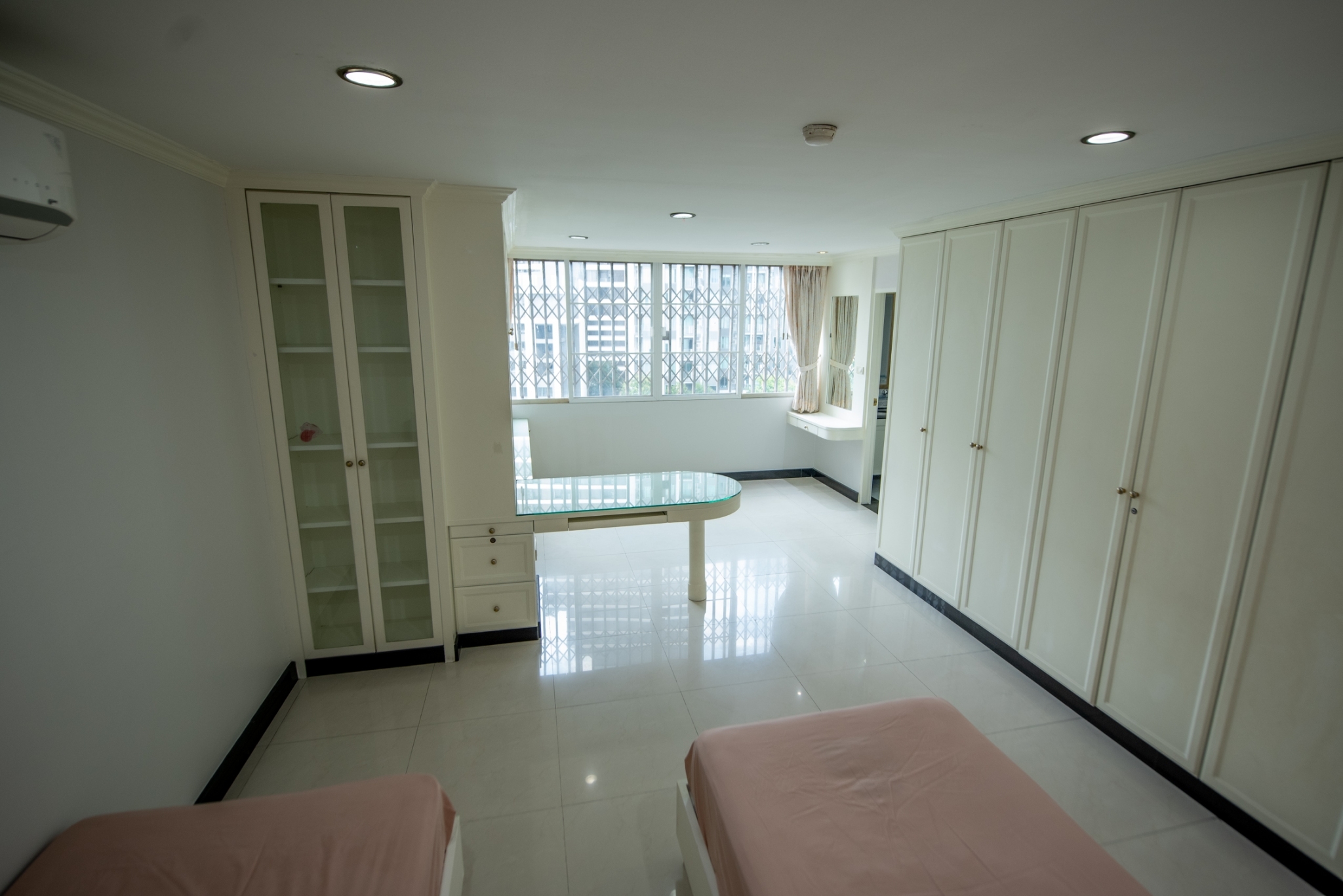 Pet friendly 3 BED 3 bath + 1 spare room plus maid room and maid bathroom plus 4 balconies and 2 car parks .. 350 SQ METER Ready to Move in.