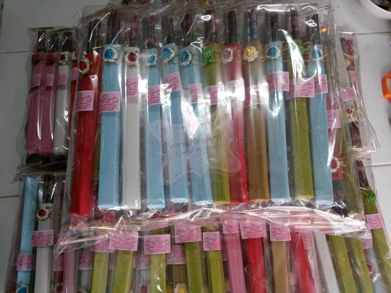 ตะเกียบปลอกผ้าไหมพร้อมป้ายและดอกไม้