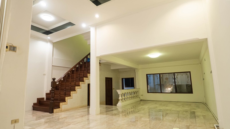 ให้เช่าทาวน์โฮม 4 ชั้น ย่านเอกมัย พื้นที่ 24 ตรว. 5 ห้องนอน เช่า 50,000 บ/ด