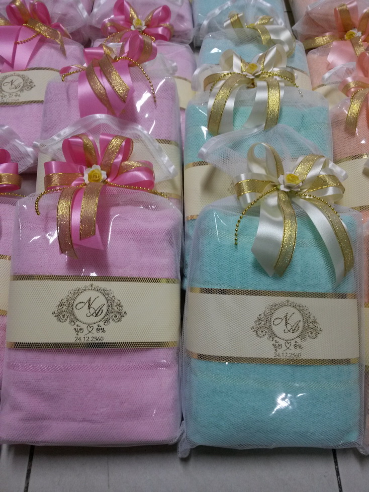 ผ้าเช็ดตัวใส่ถุงตาข่ายพร้อมโบว์และป้ายชื่อสายคาดสีทอง