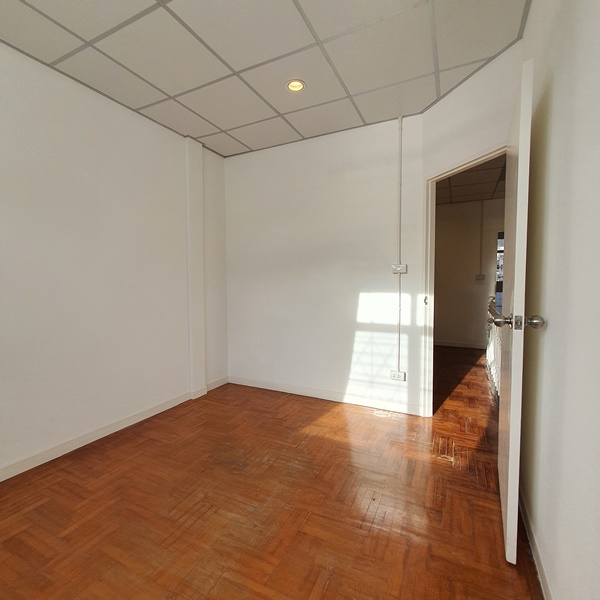 ให้เช่าทาวน์เฮ้าส์ 2 ชั้น ย่านติวานนท์ พื้นที่ 17 ตรว. 2 ห้องนอน เช่า 12,000 บ/ด