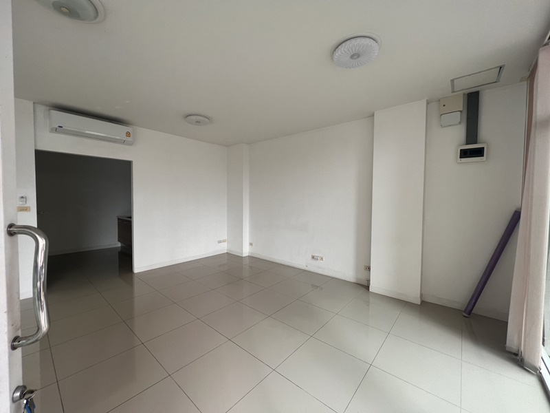 ขาย/ให้เช่า พื้นที่ใต้คอนโด ย่านลาดพร้าว 112 พื้นที่ 60 ตรม. เช่า 19,000 บ/ด ขาย 3.1 ล.