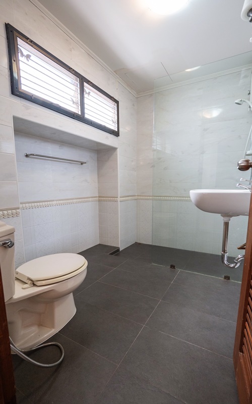 ให้เช่าทาวน์เฮ้าส์ 4 ชั้น ย่านเอกมัย 26 พื้นที่ 24 ตรว. 5 ห้องนอน เช่า 50,000 บ/ด