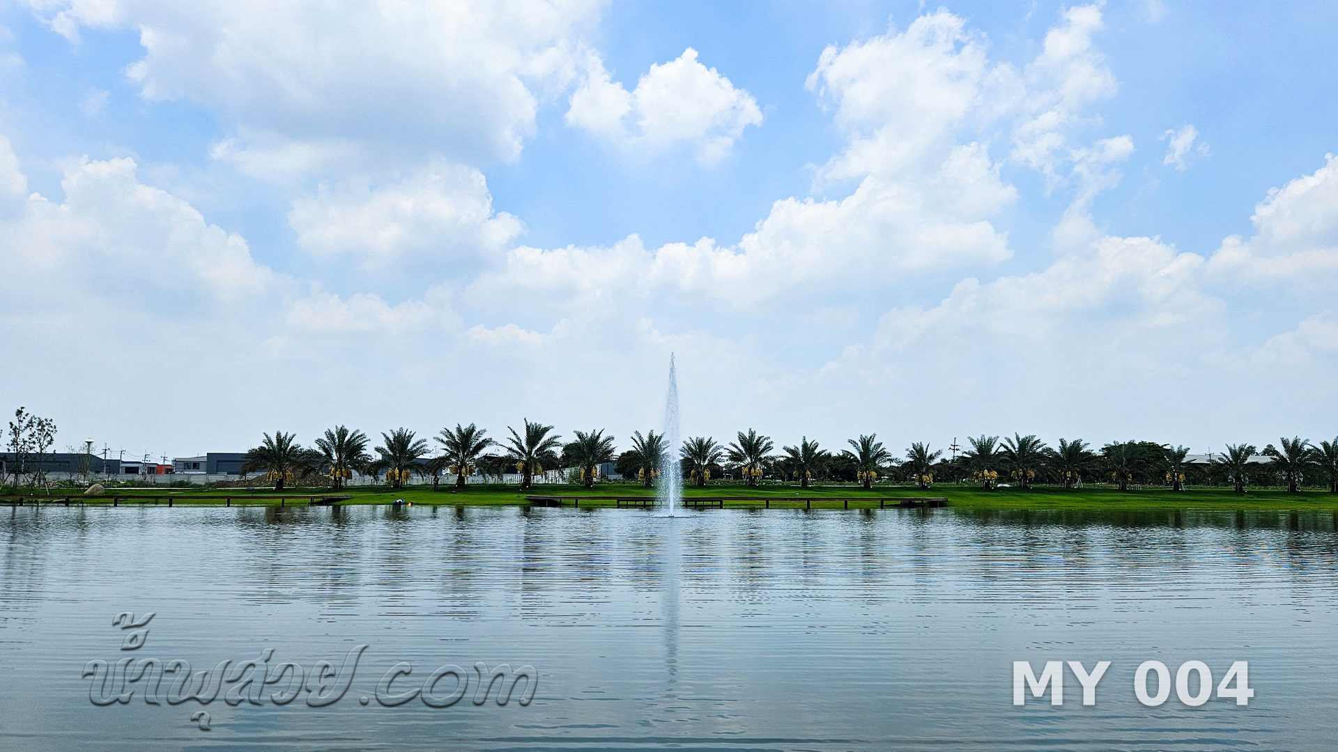 น้ำพุทุ่นลอย ทรงต้นสน MOO YOO ROSE HOUSE จ.นครปฐม