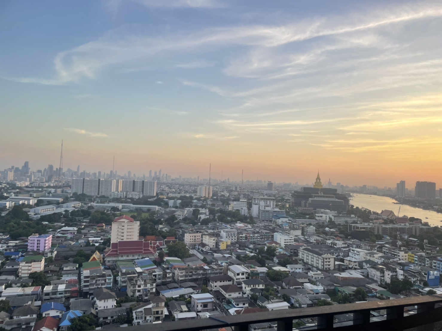 ขาย/ให้เช่า เดอะ ทรี อินเตอร์เชนจ์ 36 ตร.ม. 1 ห้องนอน เช่า 12,500 บ ขาย 3.25 ลบ.