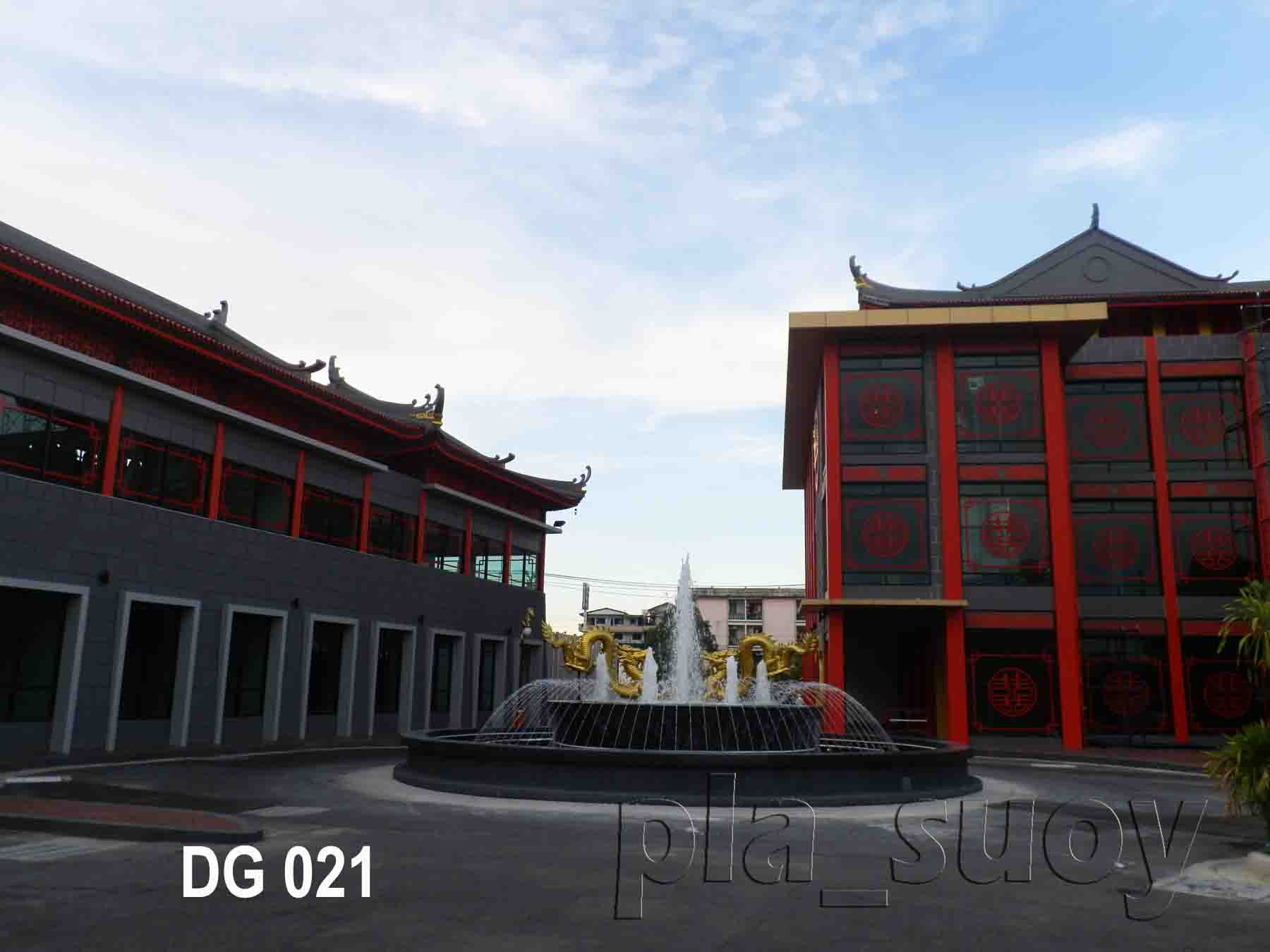 น้ำพุ ประติมากรรม มังกรทอง ในโครงการ Dragon Mall ที่ เพชรเกษม 48