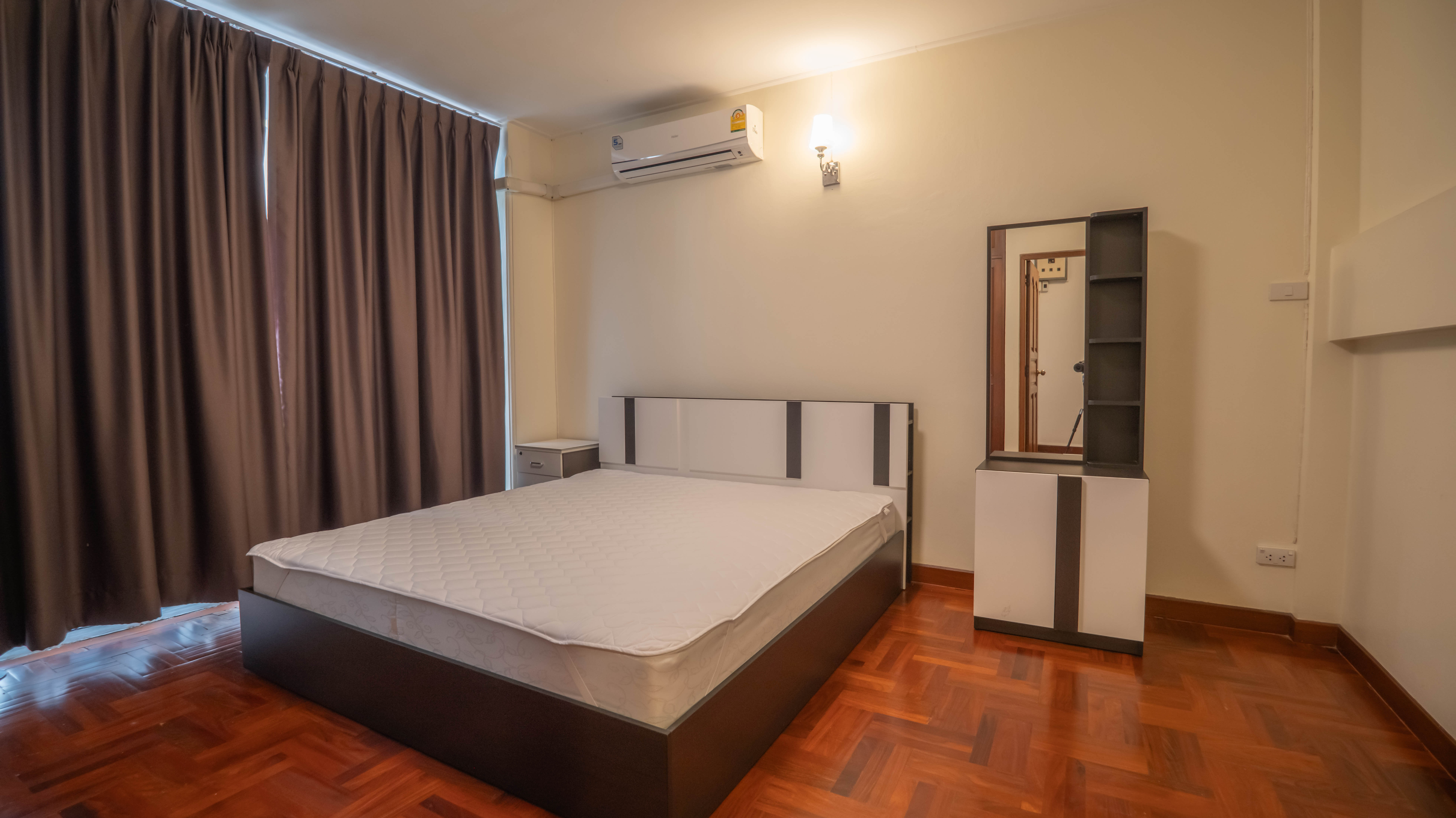 ให้เช่าทาวน์เฮ้าส์ 4 ชั้น ย่านเอกมัย 26 พื้นที่ 24 ตรว. 5 ห้องนอน เช่า 50,000 บ/ด