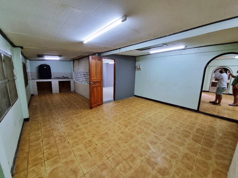 ให้เช่าบ้าน 2 ชั้น พร้อมโกดัง ย่าน วิภาวดีรังสิต พื้นที่ 49 ตรว. 4 ห้องนอน เช่า 20,000 บ/ด