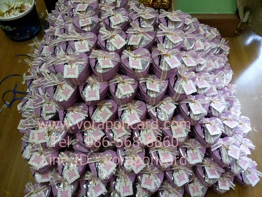 กล่องเหล็กหัวใจสีชมพูพร้อมโบว์และป้ายชื่อ