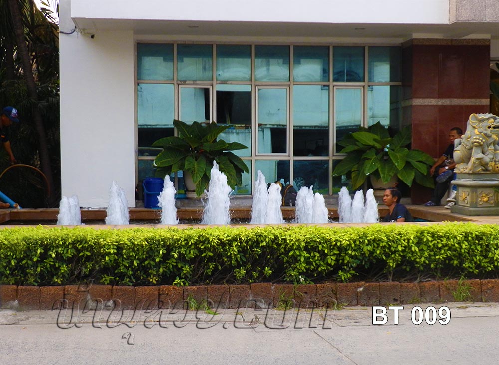 บ่อน้ำพุสี่เหลี่ยม น้ำพุทรงต้นสน 21 หัว ที่หน้า บ.บ้านกรองทอง