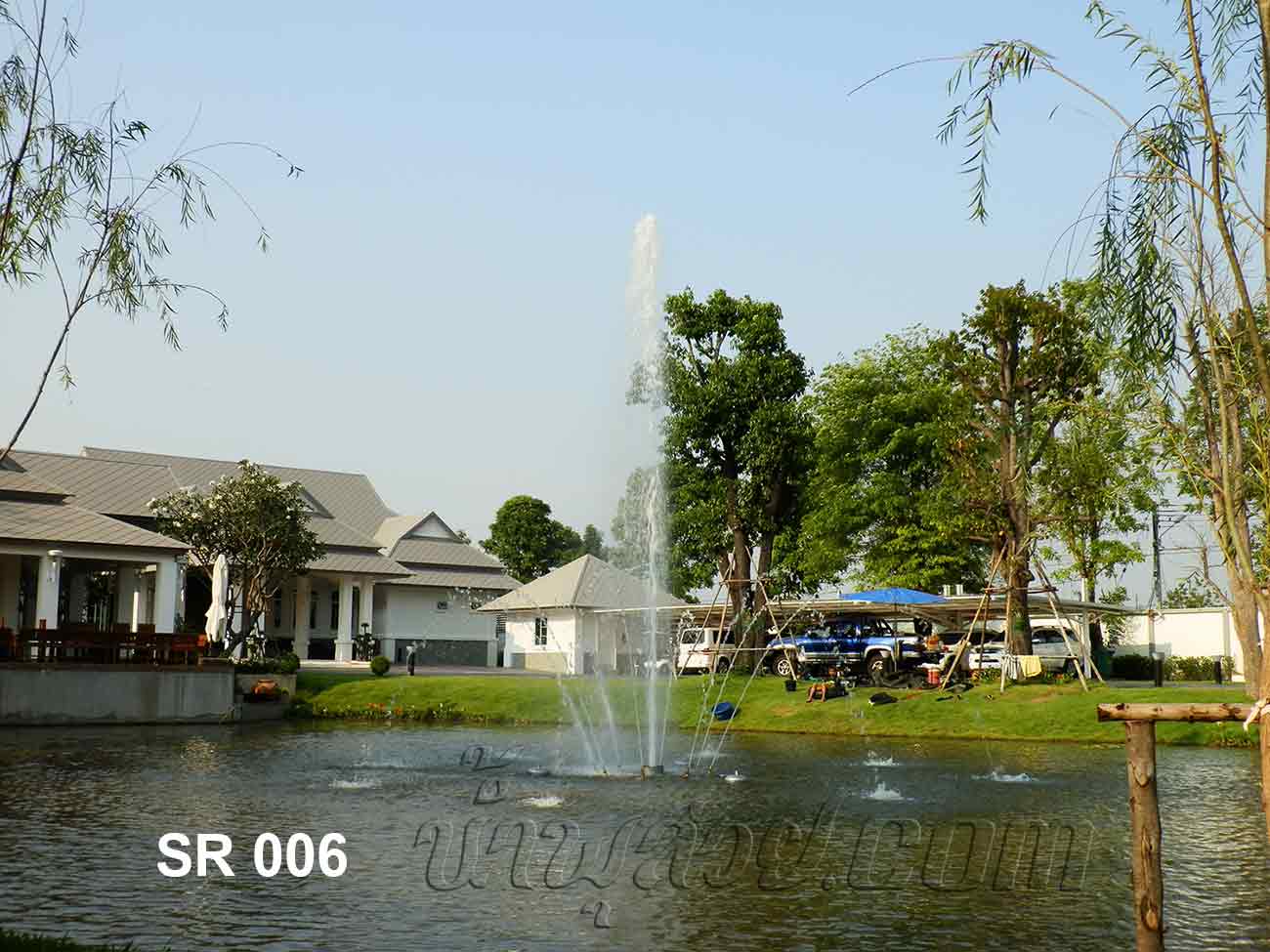 ชุดน้ำพุทุ่นลอย ดอกชบากลีบใหญ่ ที่ สวนหมื่นราม บ้านนายกสมชาย