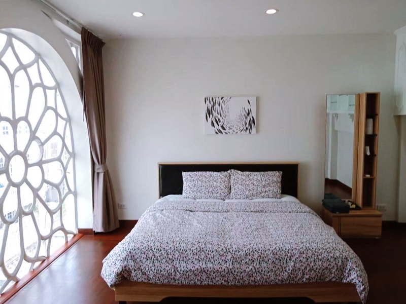 ให้เช่าทาวน์เฮ้าส์ 4 ชั้น ย่านเอกมัย พื้นที่ 23 ตรว. 5 ห้องนอน เช่า 60,000 บ/ด