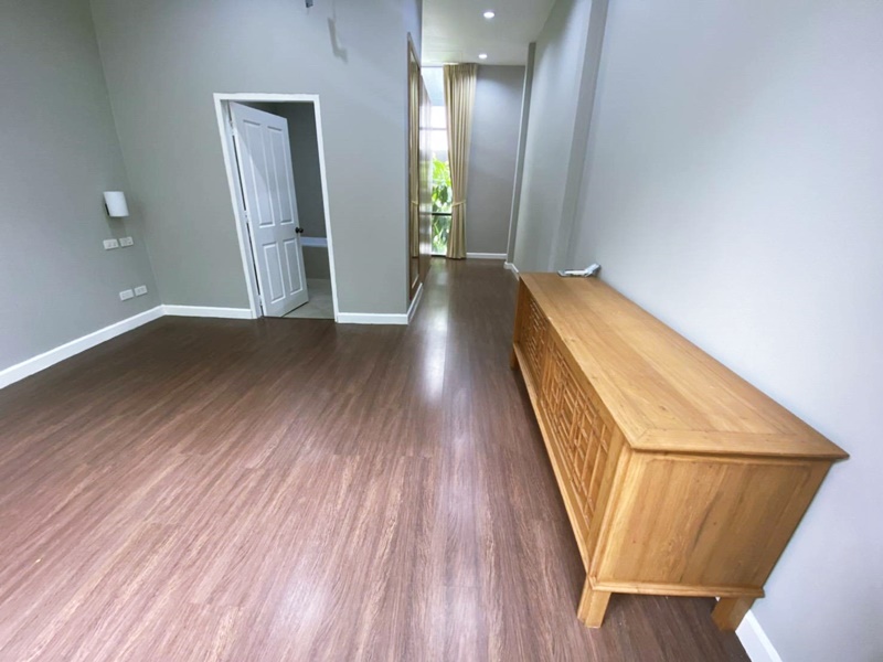 ให้เช่าบ้านแฝด 3 ชั้น ย่านสุขุมวิท 38 พื้นที่ 350 ตรม. 4 ห้องนอน เช่า 120,000 บ/ด