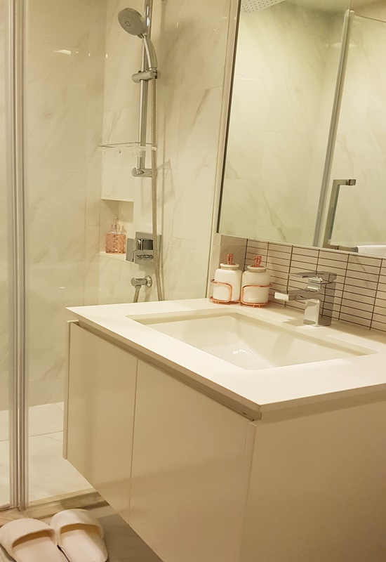 ขาย/ให้เช่า คอนโด ไฮด์ สุขุมวิท 11 58.54 ตร.ม. 2 ห้องนอน เช่า 45,000 บ/ด ขาย 10.7 ล.