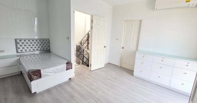 ขายทาวน์โฮม 3 ชั้น ย่านสุขุมวิท พื้นที่ 52.8 ตรว. 2 ห้องนอน ขาย 13 ล้านบาท