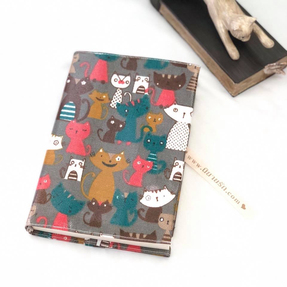 ปกผ้าเคลือบกันน้ำ พื้นสีเทา ลายแมวตาดาว ขนาด 8" ( Pocket Book )