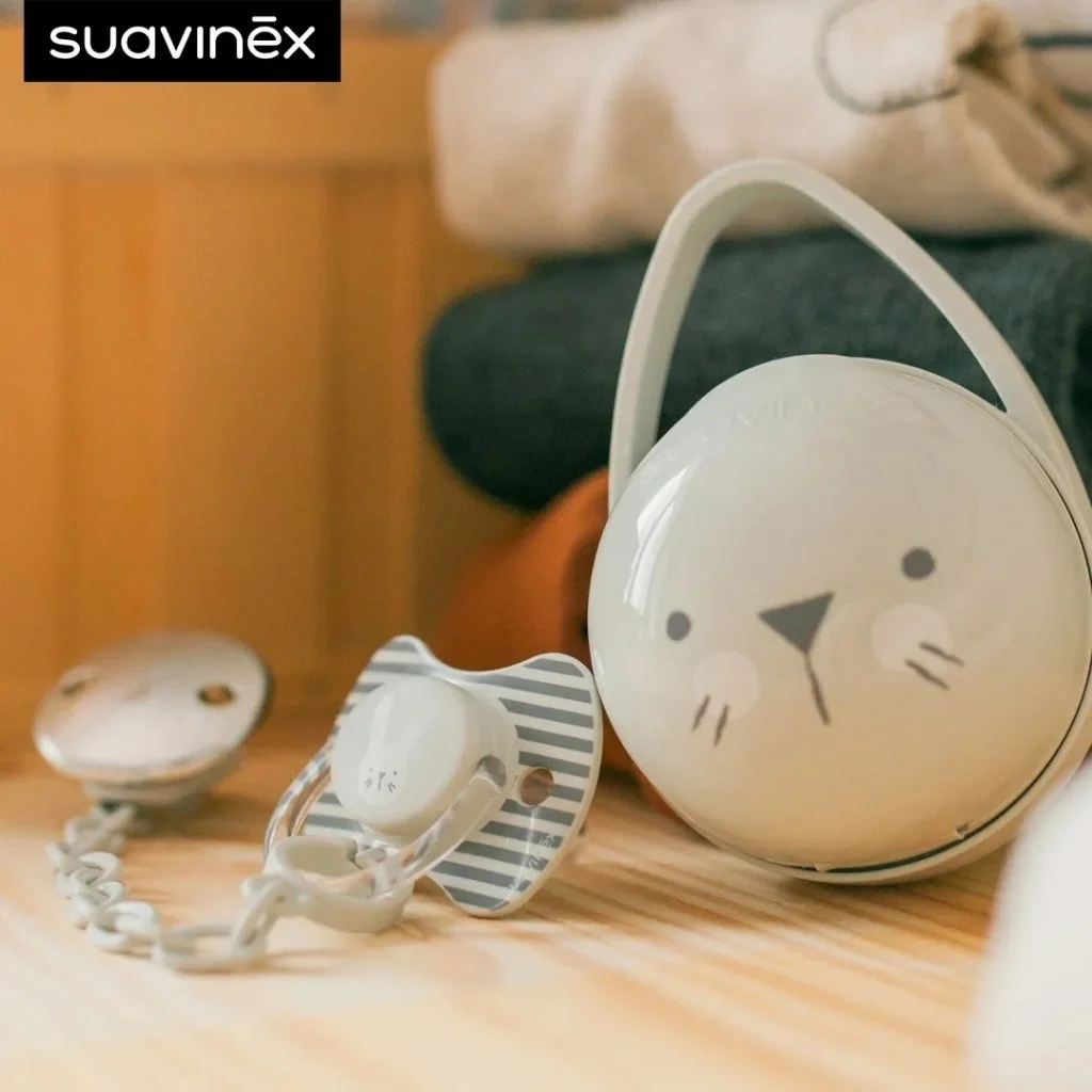 Suavinex จุกหลอกเด็ก สายคล้อง กล่องใส่จุกหลอก รูปทรงมีความสมดุล ใช้ได้ตั้งแต่แรกเกิด