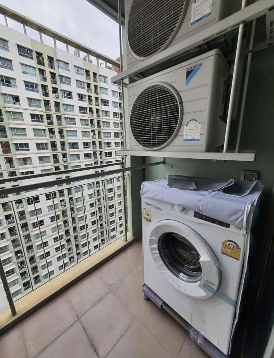 ให้เช่า ลุมพินี พาร์ค ริเวอร์ไซด์ พระราม 3 พื้นที่ 28 ตร.ม 1 ห้องนอน วิวสระ ราคา 12,000 บาท/เดือน