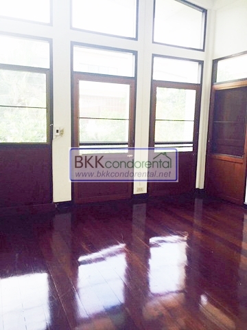 บ้านเดี่ยว ขาย&ให้เช่า บ้านเดี่ยว ย่าน ทองหล่อ สองชั้น พื้นที่ 250 ตรว. วิวเมือง, BTS ทองหล่อ, 5 ห้องนอน.