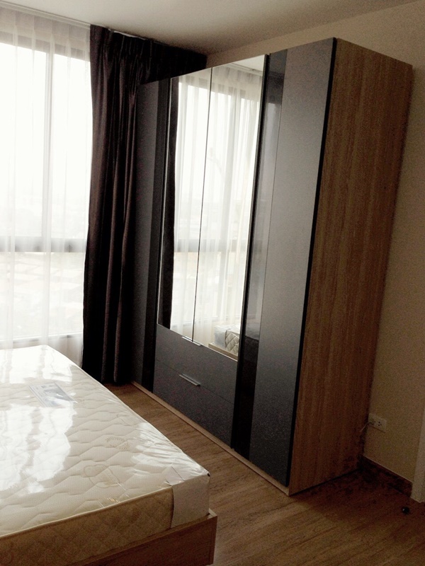 ให้เช่าคอนโด เดอะ ทรี อินเตอร์เชนจ์ พื้นที่ 30 ตร.ม. Studio ให้เช่า 8,700 บ/ด (รวมอินเตอร์เน็ต)